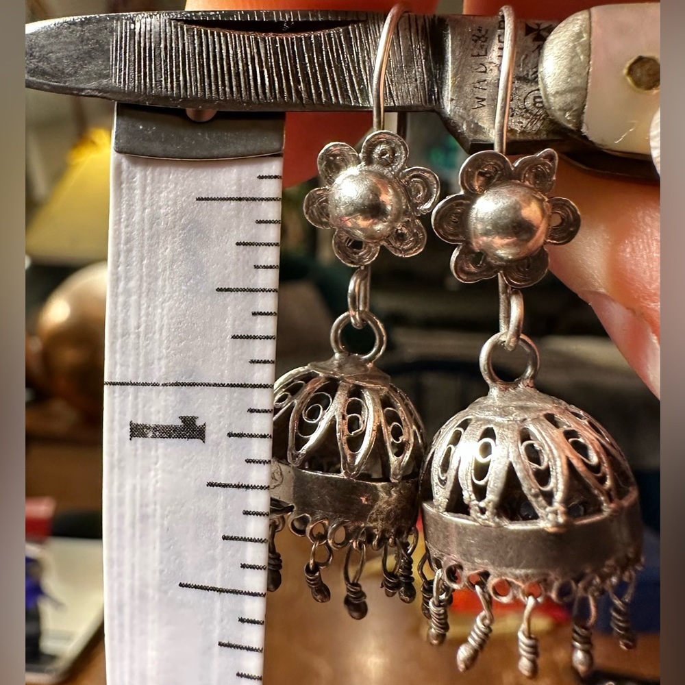 Darling sterling silver 1.5” vintage chandelier earrings w flower design. - Picture 3 of 9